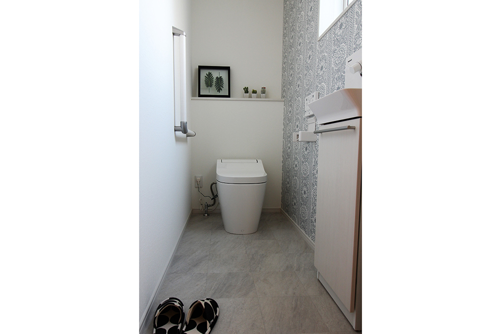 １階トイレ　グレーの北欧デザインクロス